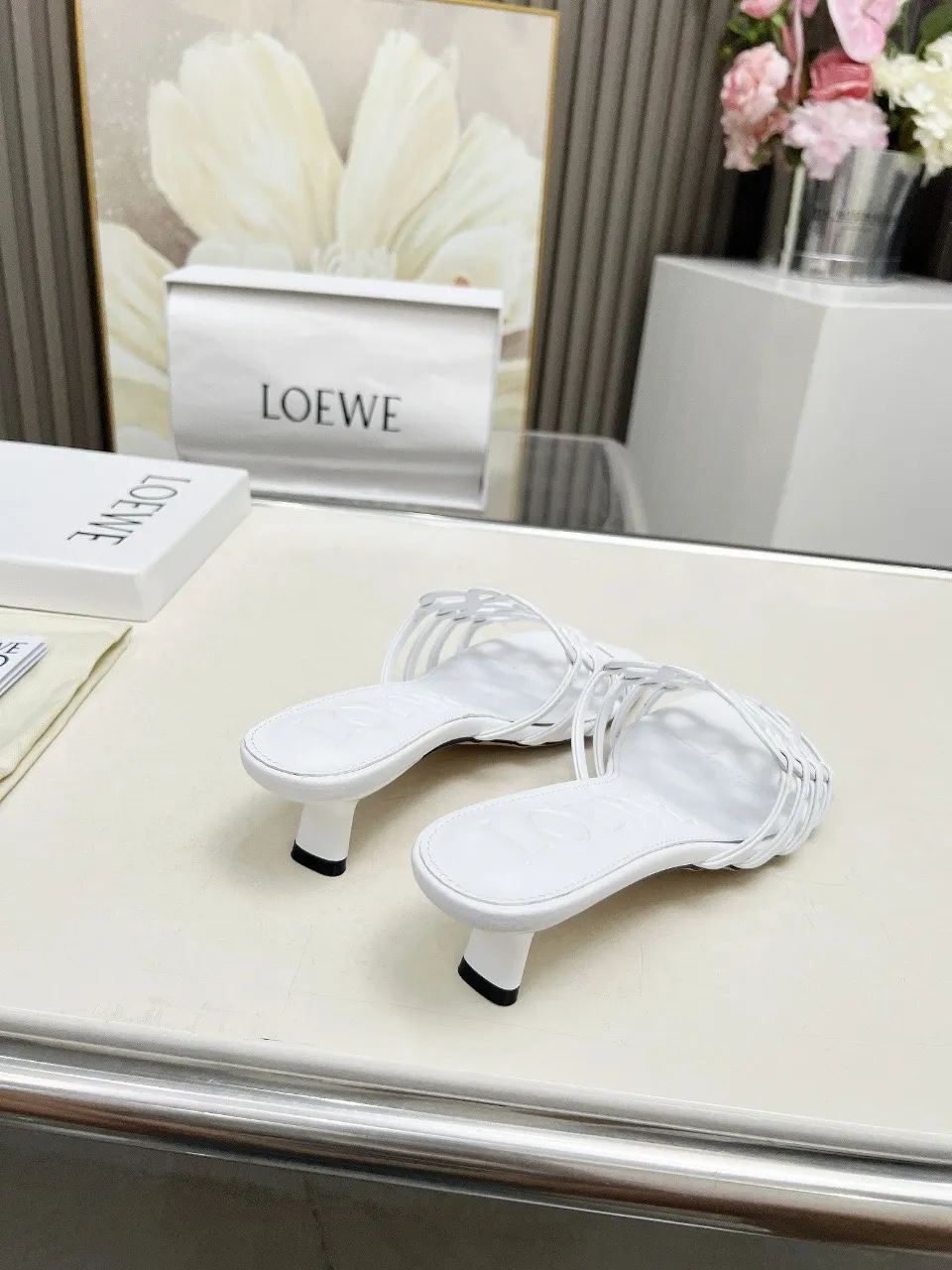 👟👟Ex-factory price 500👟👟 LOEWE 2025 SS summer limited edition hollow slippers, it is a very comprehensive noble fashion brand, highly recommended to all little fairies.   1⃣️Material: Imported cowhide 2⃣️Inner lining: Imported Italian lambskin, super soft and delicate 3⃣️Outsole: Imported Italian original original color genuine leather outsole Heel height 4.5 4⃣️Code number: 35 to 39 (40.41.42.43. Customized)